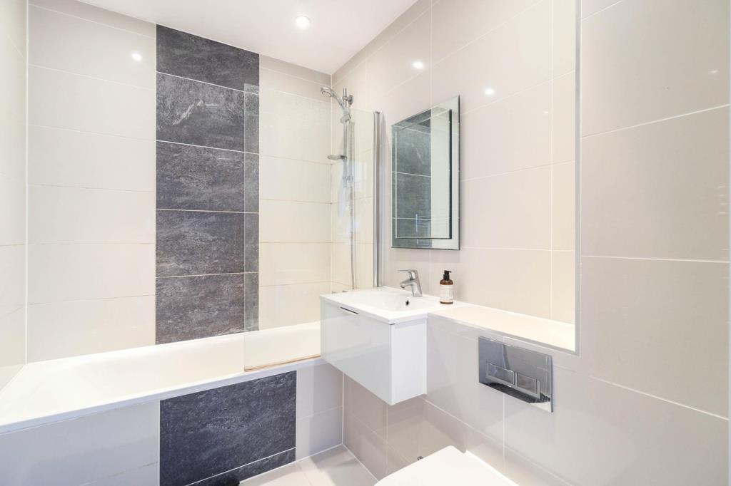 Lot: 32 - TWO-BEDROOM CITY CENTRE APARTMENT - Bathroom with bath and shower over